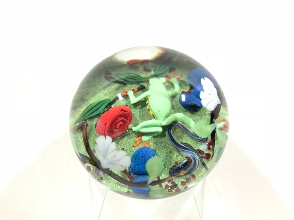 chris-sherwin_lampwork-frog-with-rose-paperweight