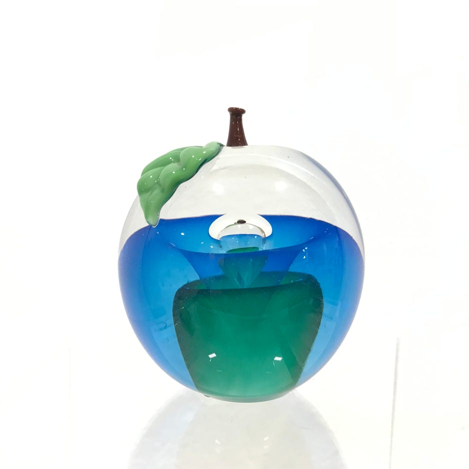 chris-sherwin-veiled-apple-with-bubble-inclusion-blue-green-small-2021-blown-sculpted-and-torch-worked-glass